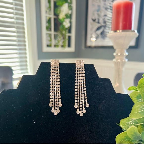 BREATHTAKING AND FUN LIGHT SILVER/CRYSTAL BLING EARRINGS - Picture 2 of 6